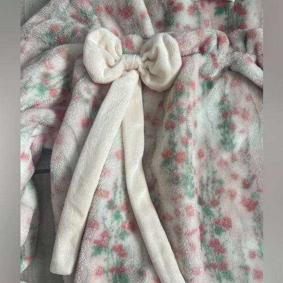 ❤️4 for $25❤️Floral Pajama Set with Bows - Picture 3 of 3